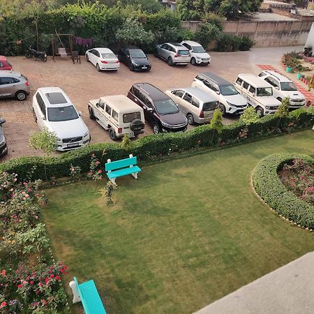 Jp International Naimisharanya Hotel Luaran gambar
