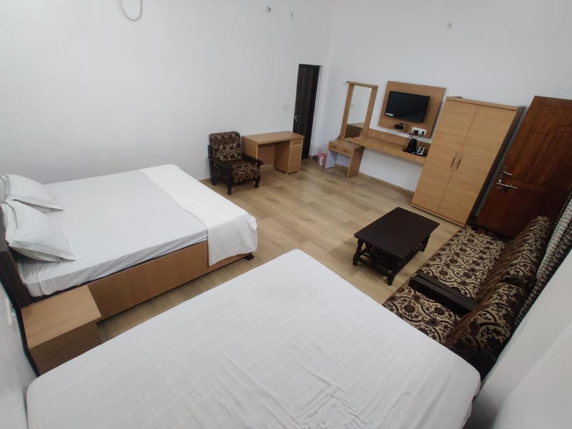 Jp International Naimisharanya Hotel Luaran gambar
