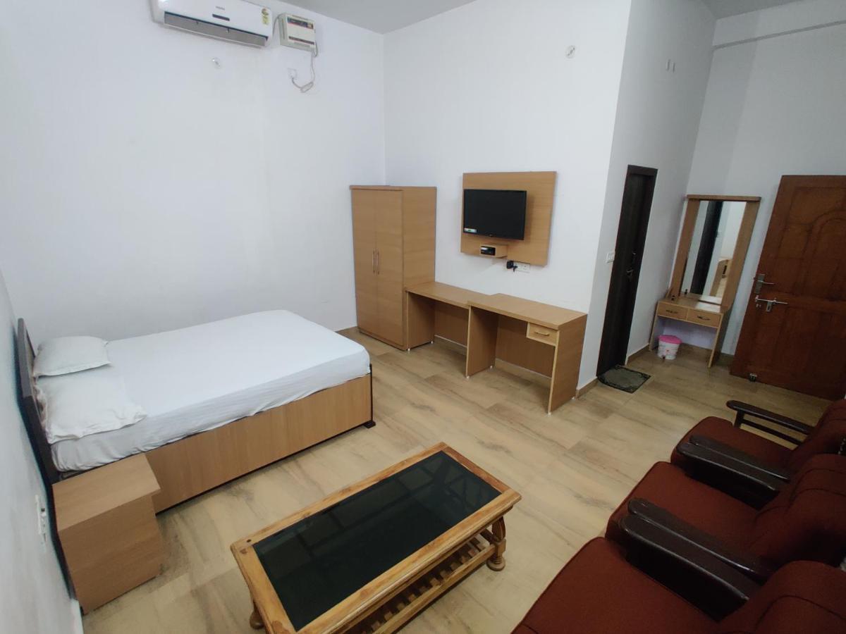 Jp International Naimisharanya Hotel Luaran gambar