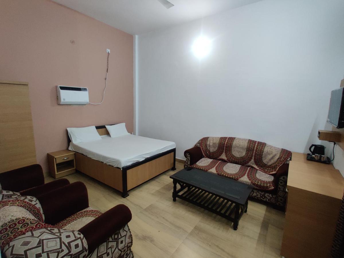 Jp International Naimisharanya Hotel Luaran gambar