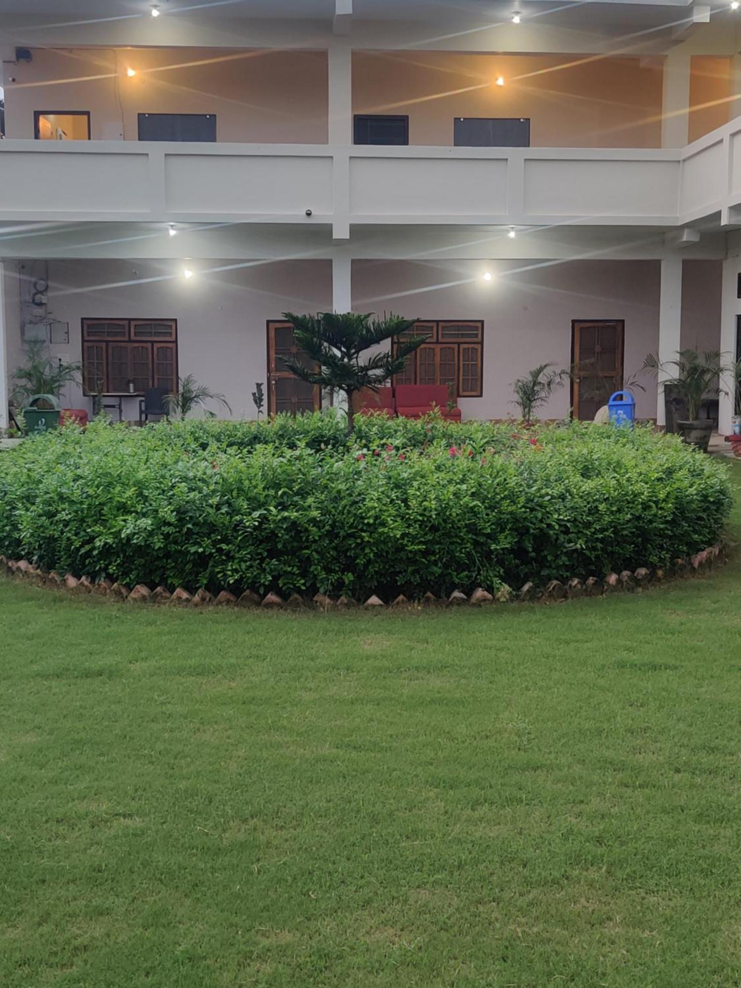 Jp International Naimisharanya Hotel Luaran gambar