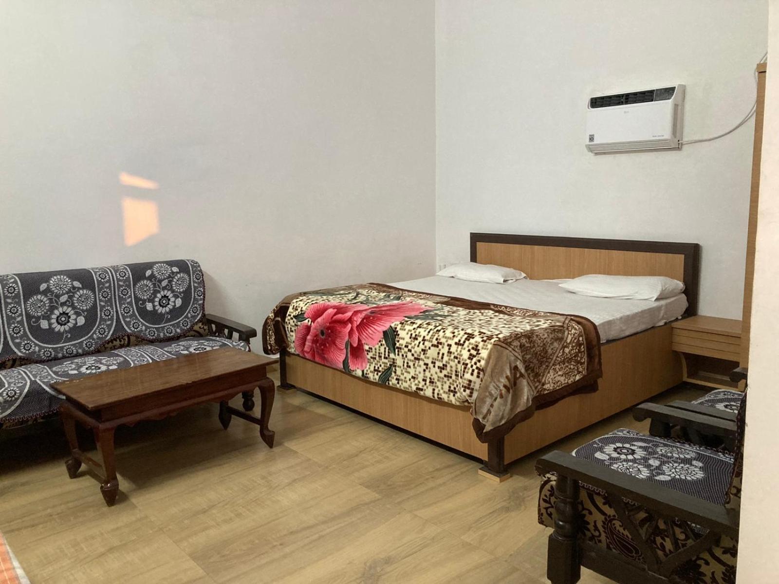 Jp International Naimisharanya Hotel Luaran gambar