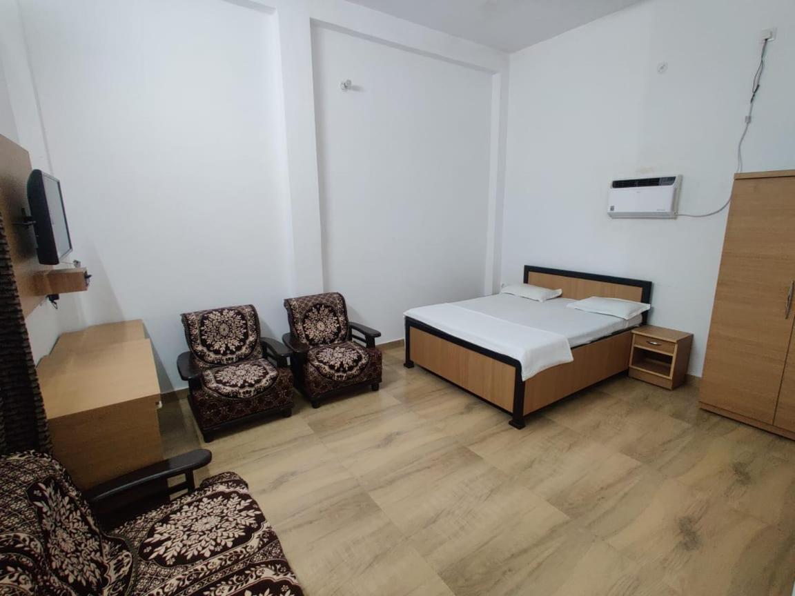 Jp International Naimisharanya Hotel Luaran gambar
