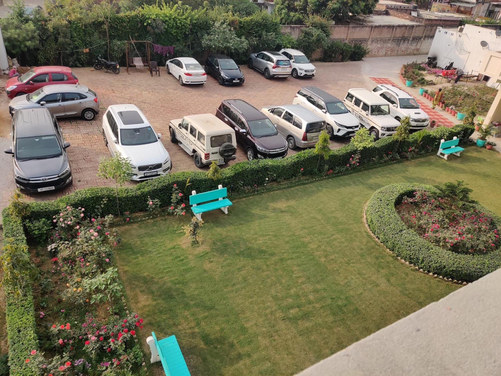 Jp International Naimisharanya Hotel Luaran gambar