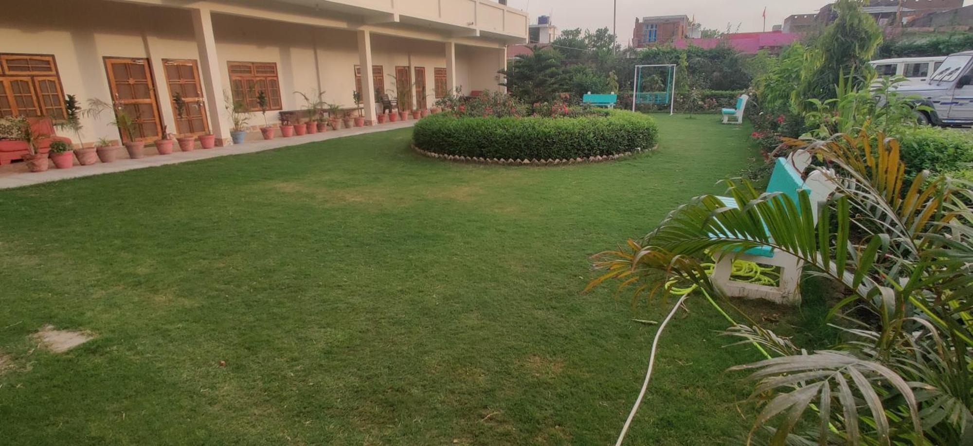 Jp International Naimisharanya Hotel Luaran gambar