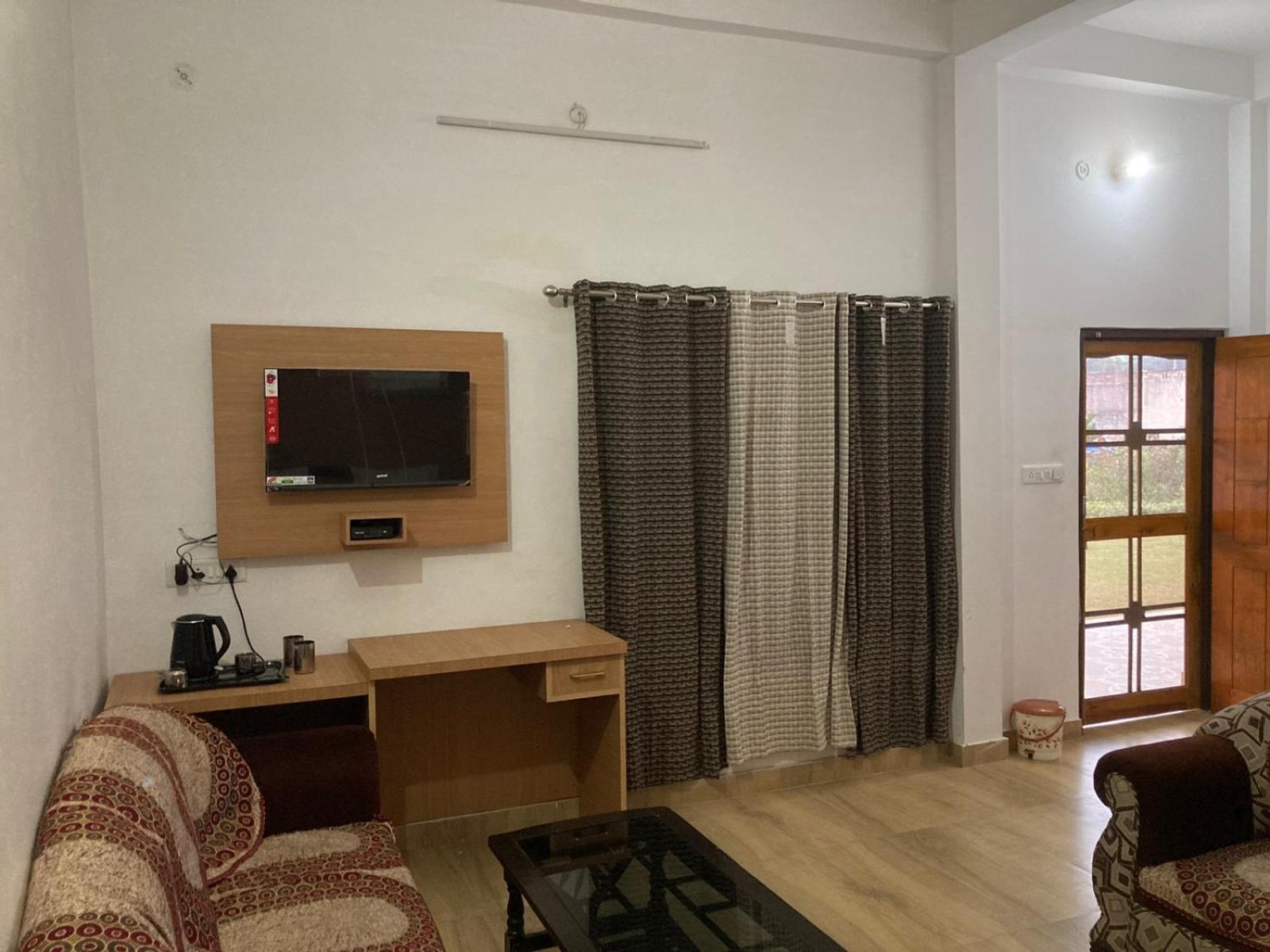 Jp International Naimisharanya Hotel Bilik gambar